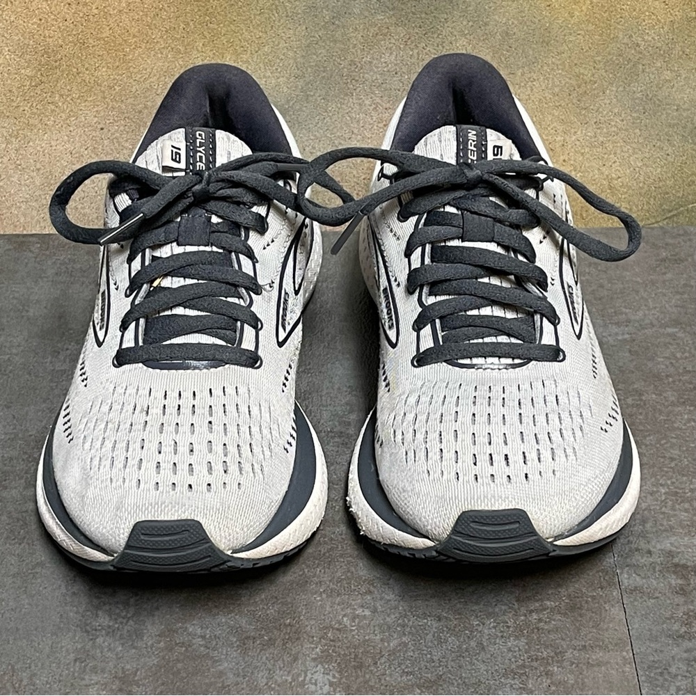 Brooks Women's Running Shoes in Light Gray and Black - Picture 5 of 16